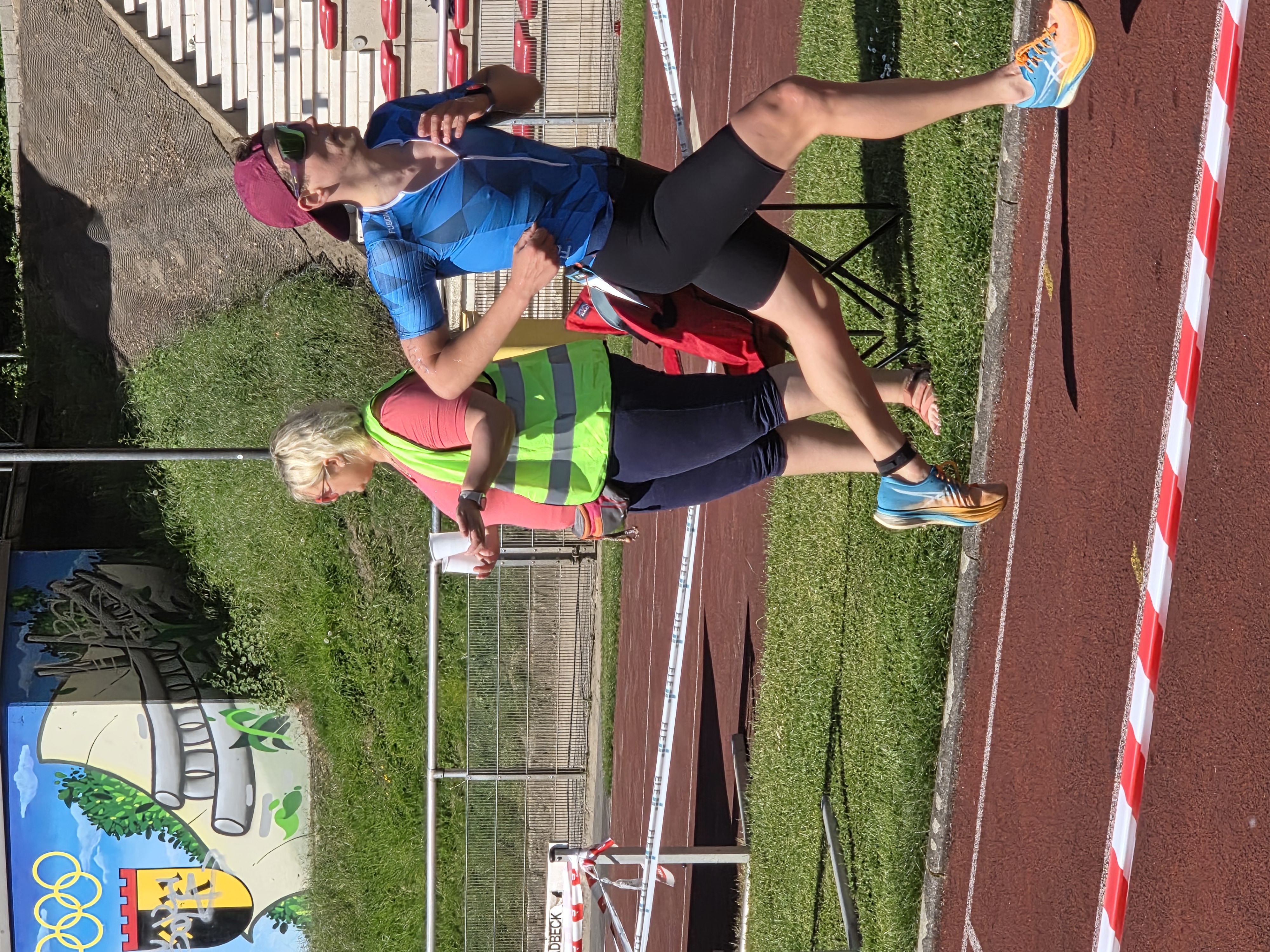 Über 1.000 Teilnehmer beim ELE-Triathlon – Sommerwetter und gute Laune bei den Teilnehmern Marius Lindemann vom SV13 gewinnt über die Kurzdistanz 