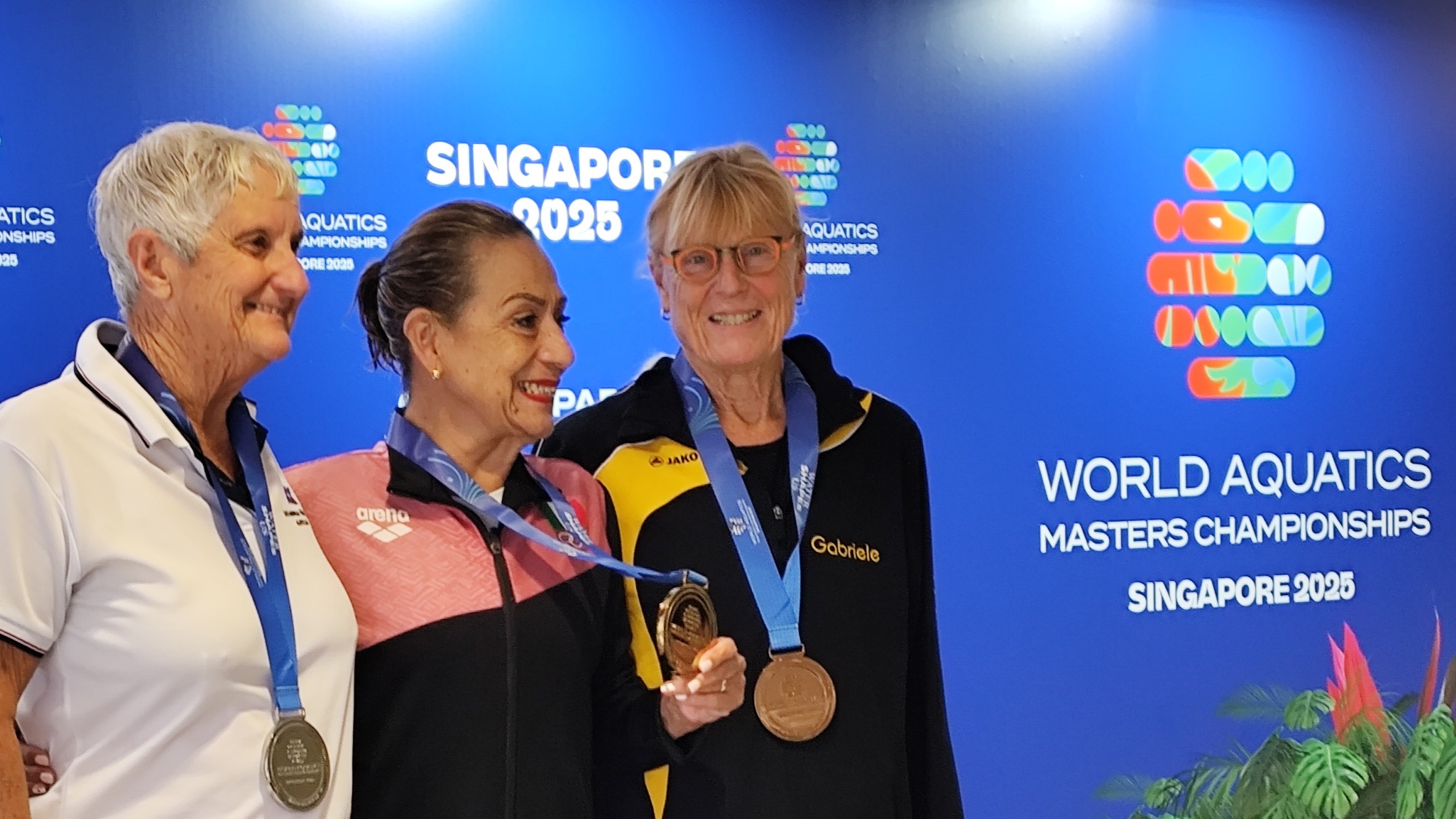 Masters-Schwimmerin Gabriele König holt in Singapur Bronze auf der Rückenstrecke 